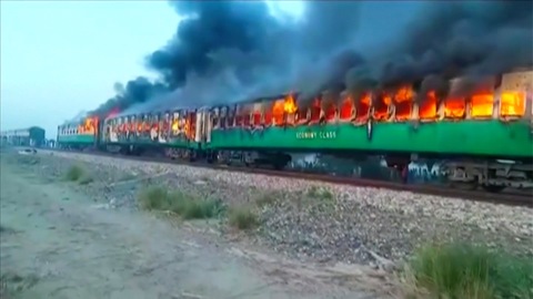 چلتی ٹرین میں آگ بڑھکنے سے 74 جاںبحق کئی زخمی