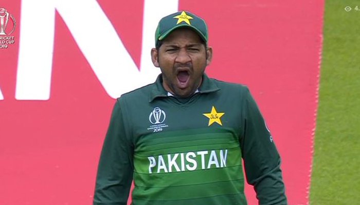 میچ کے دوران جمائیاں لینے پر سرفرازکی سوشل میڈیا پر درگت بنالی