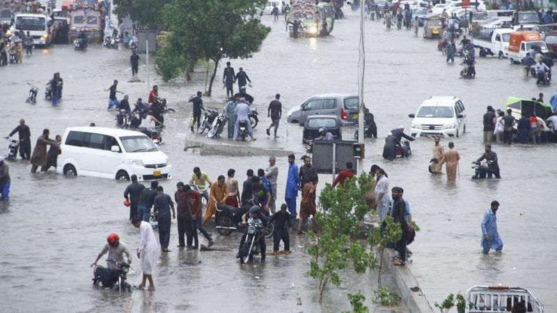 گندے نالے کا روپ دھارنے والی اورنگی ٹاؤن کی گلی اور بارش پر سیاست